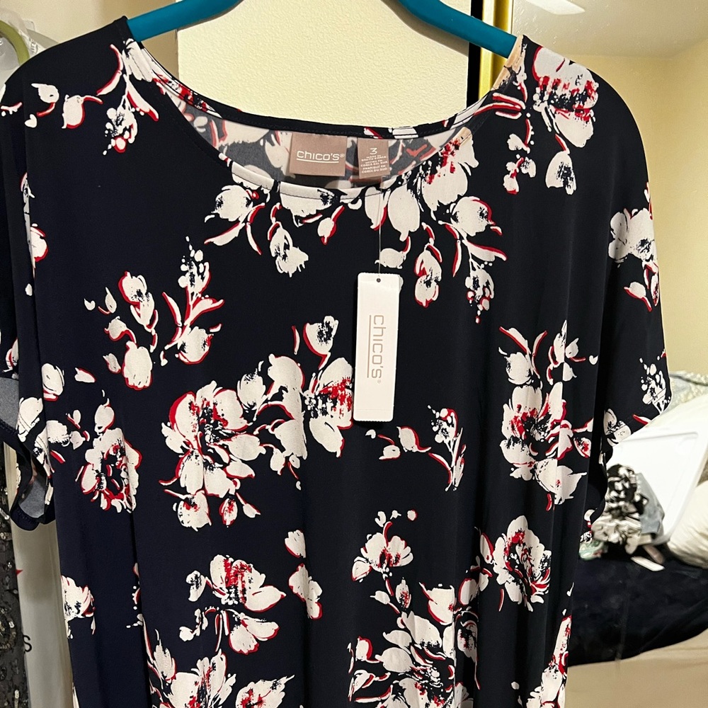 Chicos floral top Navy and Whit w/red accent